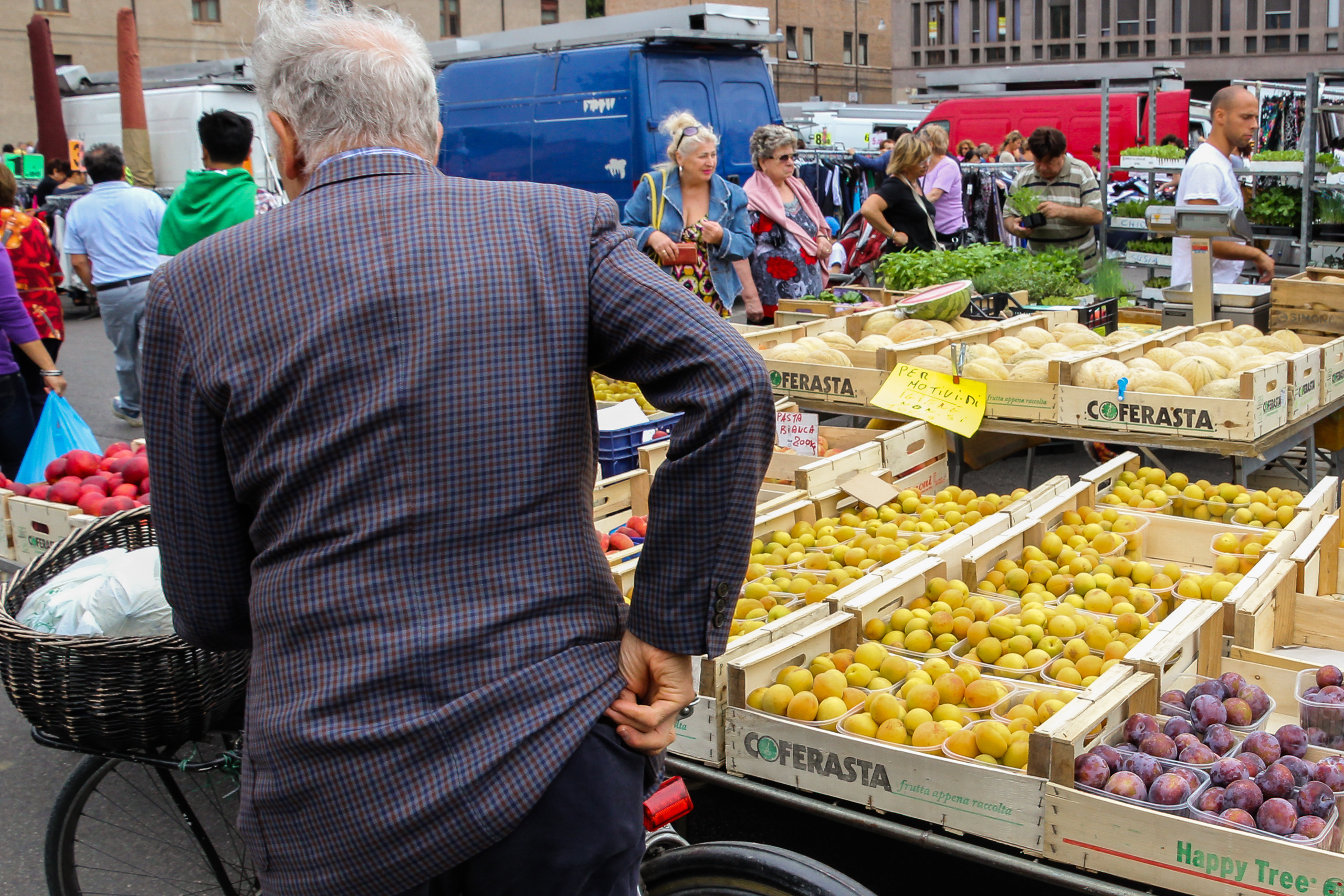 Vor den Obstkisten – das Rad mit vollem Korb bleibt gleich stehen